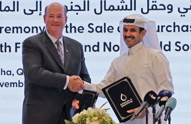 11月29日，卡塔爾能源公司與美國康菲石油公司在卡塔爾首都多哈舉行簽字儀式。（圖：AFP）