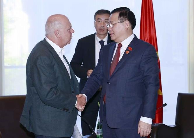 越南國會主席王廷惠會見維多利亞州國庫部部長蒂姆帕拉斯。（圖：越通社）