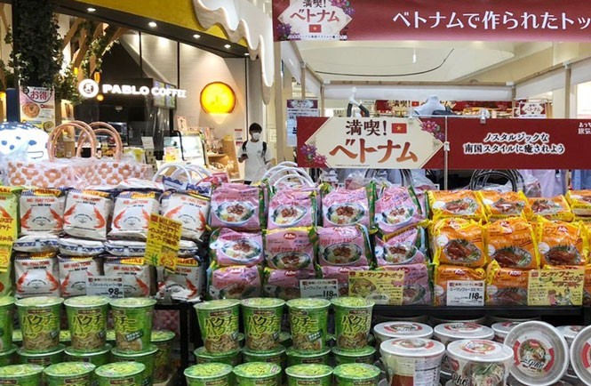 越南商品擺售在日本永旺連鎖超市的貨架上