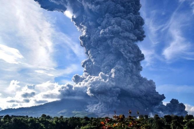 印度尼西亞爪哇島塞梅魯火山星期天凌晨噴發後，冒出大量火山灰。（圖：Getty Images）