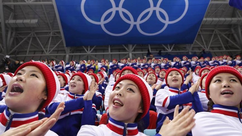 圖為 2018年2月15日，平昌冬奧會，朝鮮拉拉隊員為運動員加油。（圖：Osports）