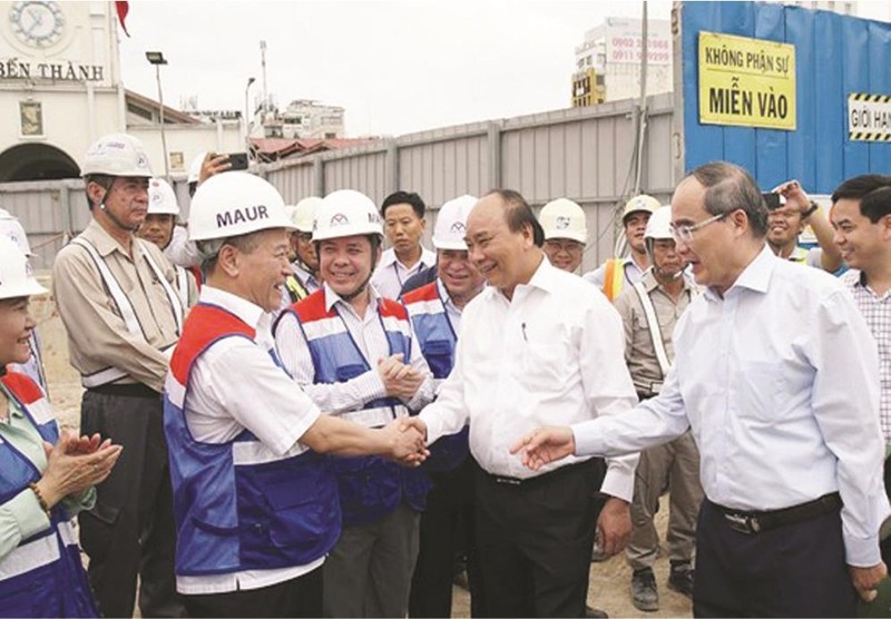 阮春福總理看望濱城-仙泉地鐵１號線工地人員。