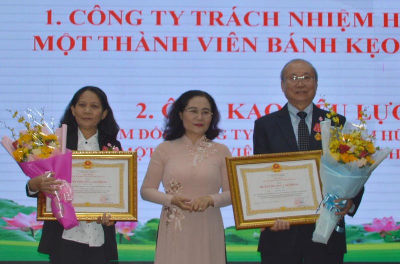 市委副書記阮氏麗代表頒授２個二等勞動勳章給亞洲餅家及高肇力。