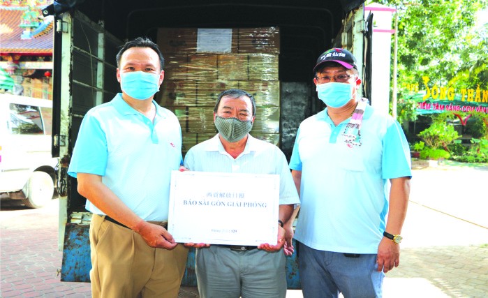 華文《西貢解放日報》社會慈善工作組獲得120箱物資