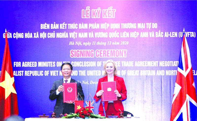 工商部長陳俊英與英國國際貿易大臣特拉斯簽署備忘錄。
