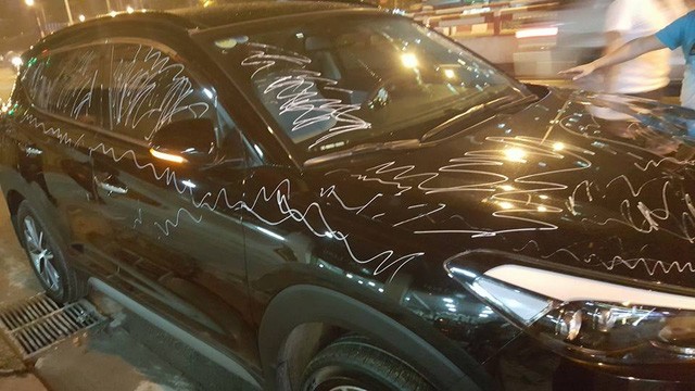 使用塗改墨筆向停泊在自家大門口的Hyundai Tucson 轎車任性塗鴉者，須賠償1300萬元。