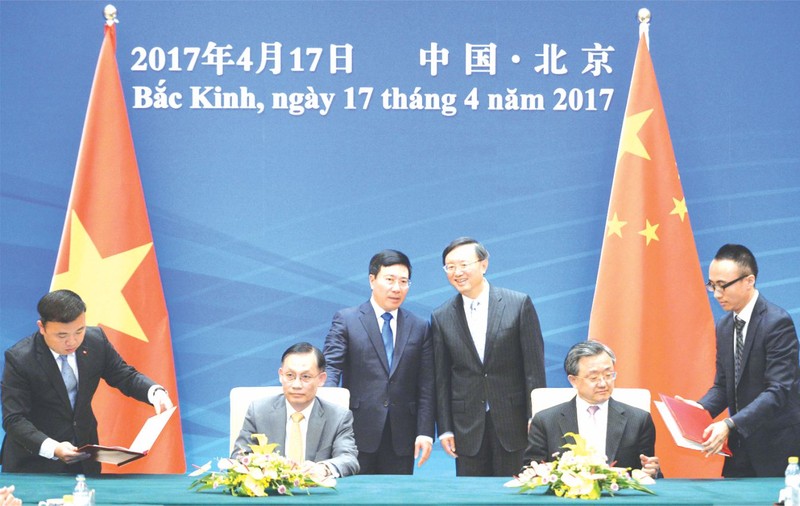 范平明副總理與中國國務院委員楊潔篪見證越中雙邊合作指委會會議簽署儀式。