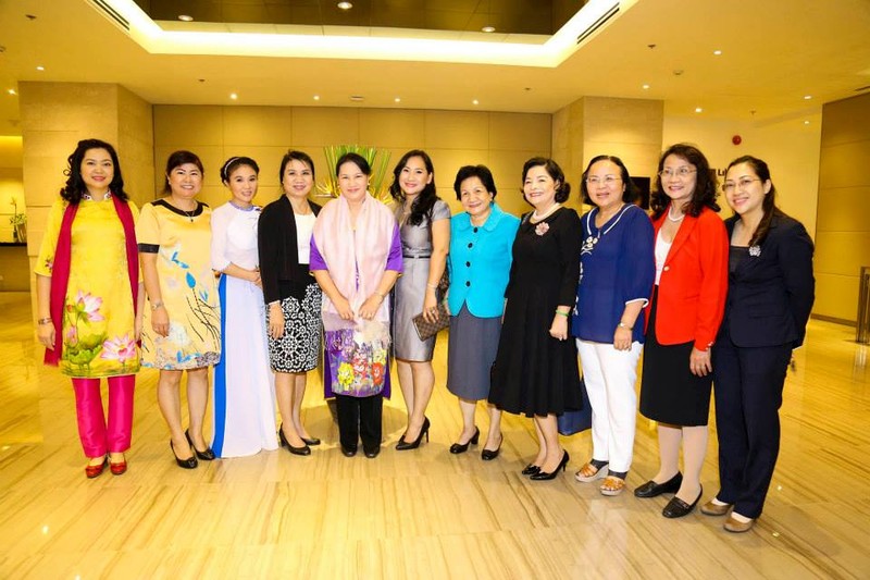 本市女企業家與國會主席阮氏金銀（左起第五位）合影。