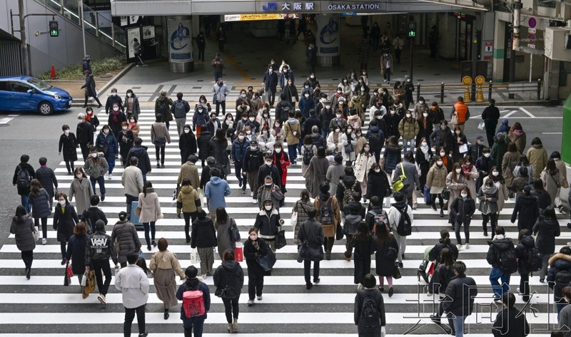 2月23日下午，人們走在大阪梅田街頭。（共同社）