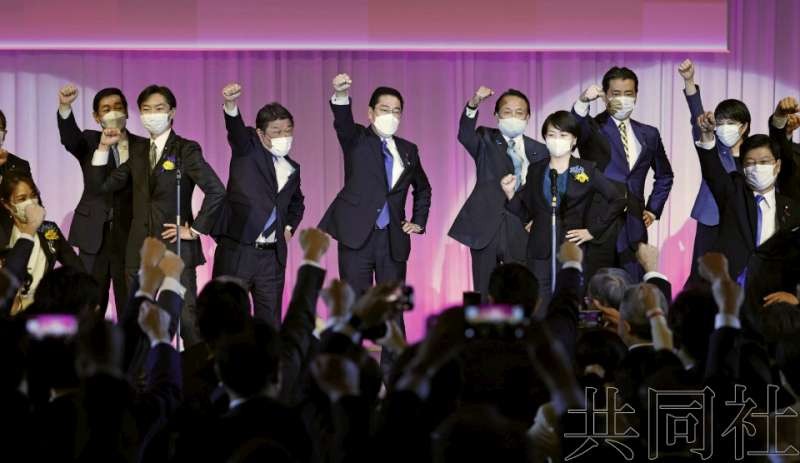 3月13日上午，日本首相岸田文雄（中央）等在東京都內的酒店出席自民黨大會並振臂高呼。（共同社）