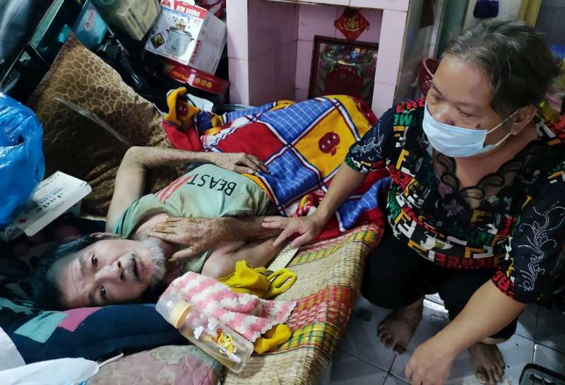 　　徐氏節梅正照顧癱瘓在床的丈夫王溫昌。