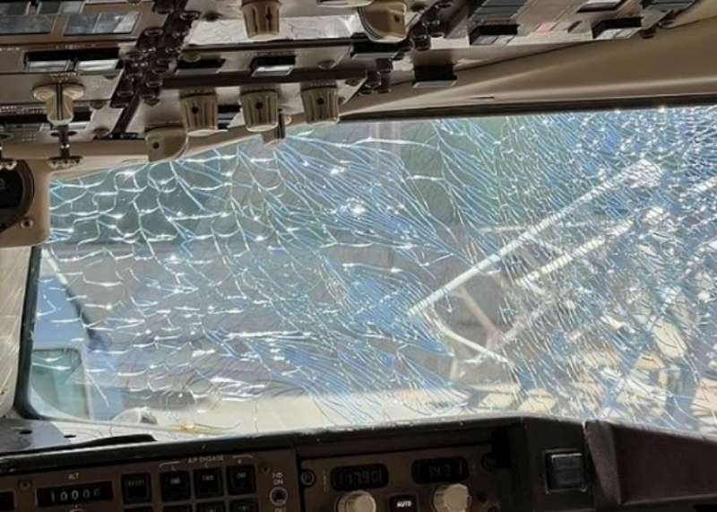 達美航空客機擋風玻璃破裂