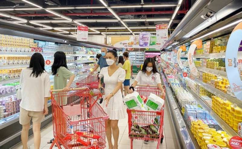 民眾在超市購物。