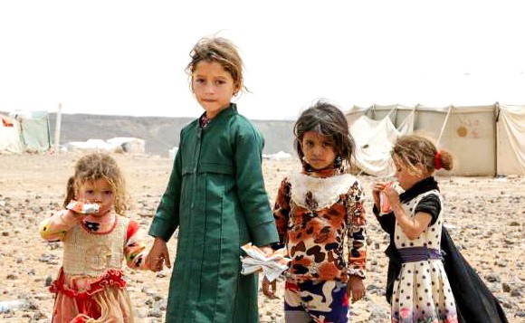 也門馬里卜市附近流離失所者營地的年輕女孩。