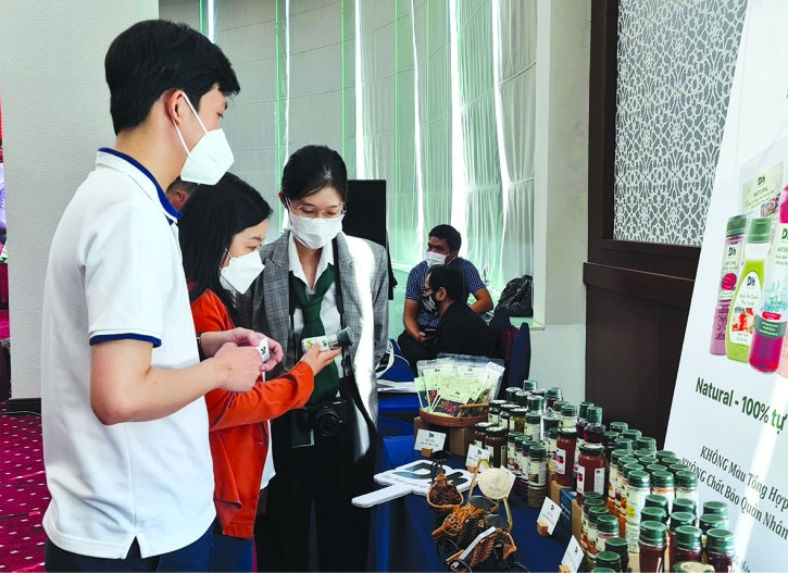 企業在新聞發佈會上介紹各種越南調味品。