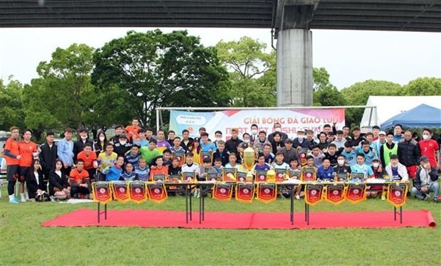 越日足球交流賽吸引了100多名越南和日本球員參加