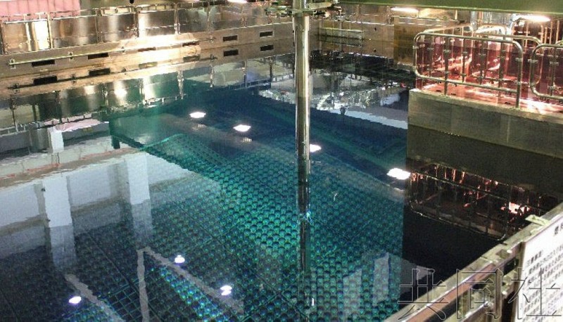 圖為東京電力福島第二核電站2號機組的乏燃料池。攝於2013年10月，由東電提供。（圖片：共同社）