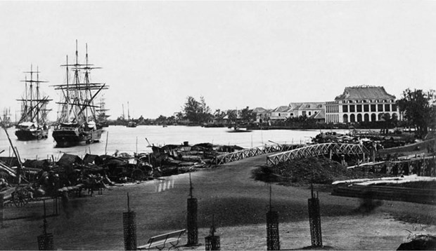 1911年6月5日，愛國青年阮必成以別名和水手身份登上了拉圖什·特雷維爾號商船，離開了芽龍港以前往歐洲、非洲、美洲等地，開始尋找救國之路。