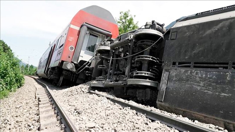 德國一客運火車脫軌致多人死傷