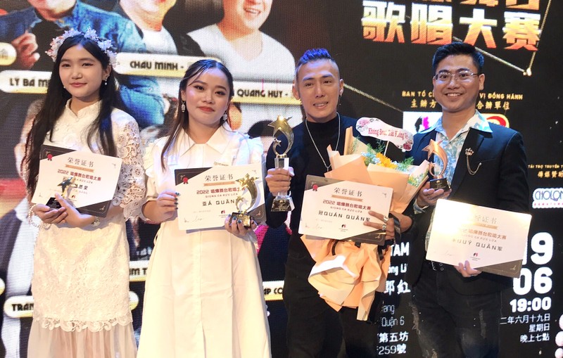 獲獎的4名考生：冠軍李柏濤(右二)、亞軍 武氏玉貴(左二)、季軍王立基(右一)與鼓勵獎 吳佩恩(左一)。