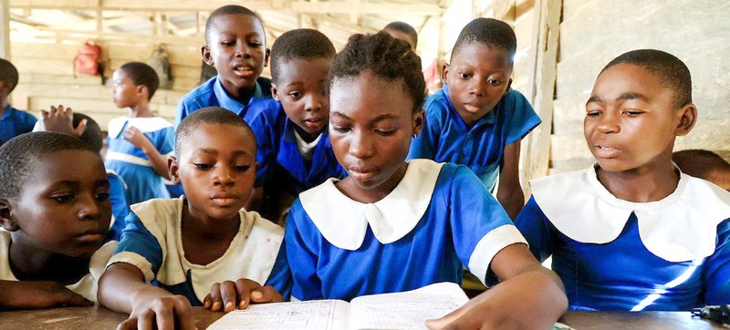 在喀麥隆，流離失所的孩子在學校上課。
