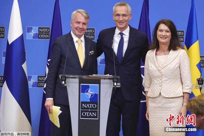 芬蘭外長(左)、瑞典外交大臣(右)和北約秘書長合影。