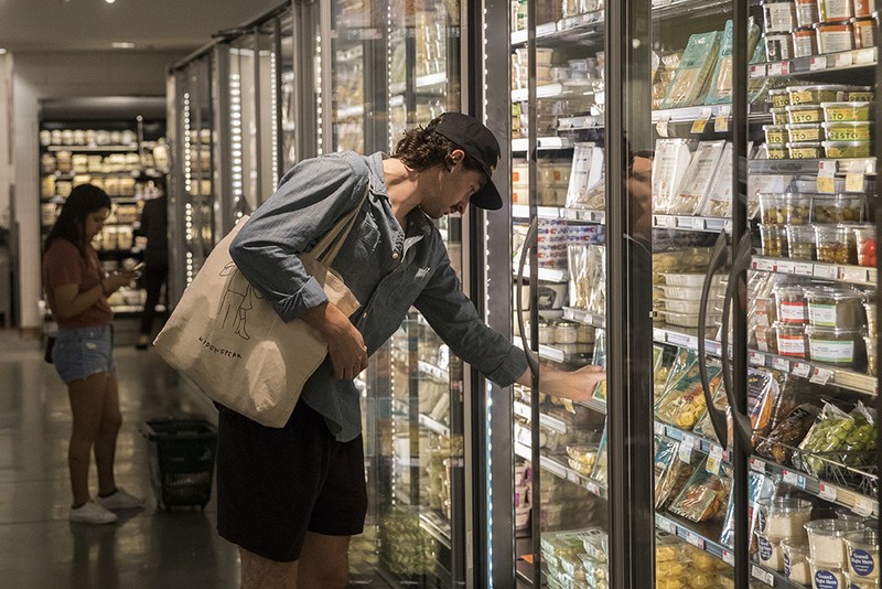 民眾在紐約一家超市購買食品。