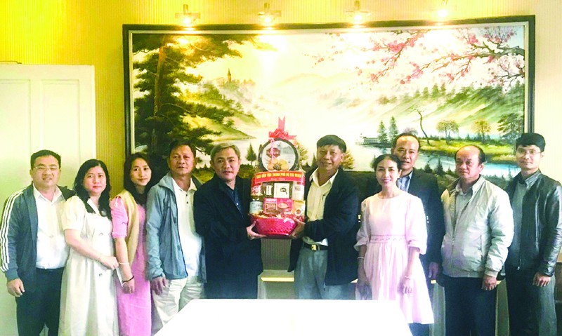 市民族處主任黃文鴻玉(左五)和代表團 向林同省民族處領導贈送禮物。