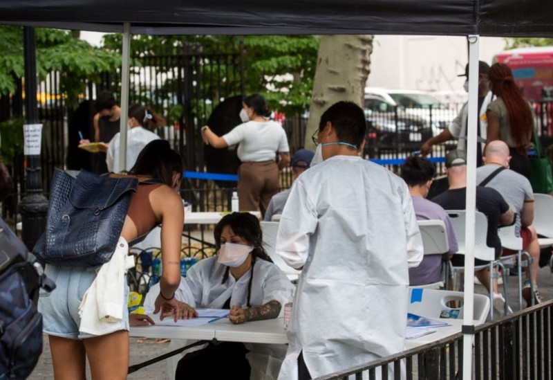 人們在美國紐約一處疫苗接種點等待接種猴痘疫苗。新華社發（郭克攝）