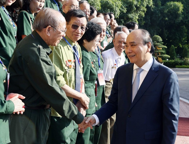 國家主席阮春福與人民公安力量革命有功者模範交談。
