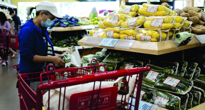 顧客在美國加利福尼亞州米爾布雷一家超市選購食品。