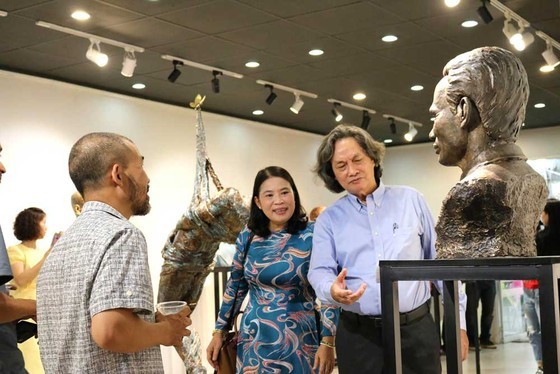 觀眾在市美術協會參觀某雕塑展。