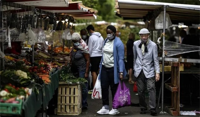 人們在法國巴黎一個露天市場購物。