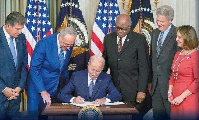 美國總統拜登當地時間16日在白宮簽署《通脹削減法案》。圖源：互聯網