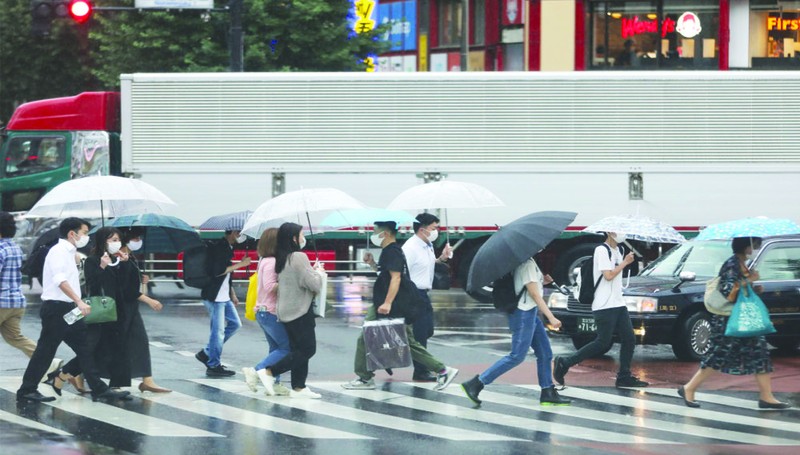 戴口罩的行人走在日本東京澀谷街頭。