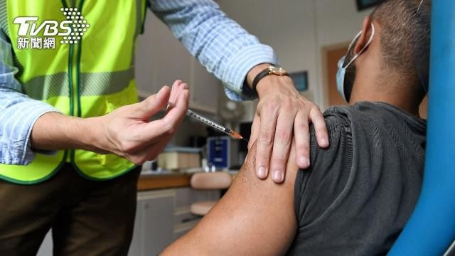 醫護人員替民眾接踵猴痘疫苗。（圖/達志影像路透社）