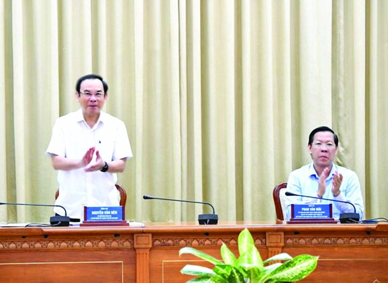 市委書記阮文年指導會議和市人委會主席潘文邁主持會議。
