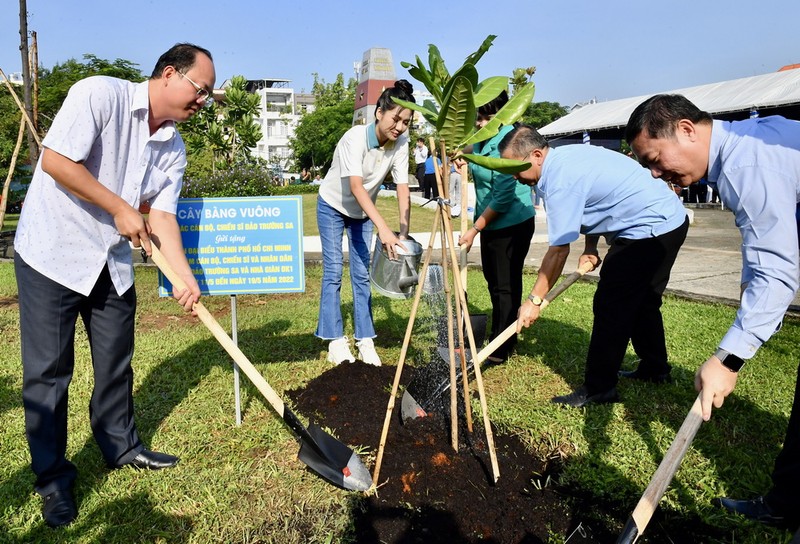 市領導參加植樹活動。 