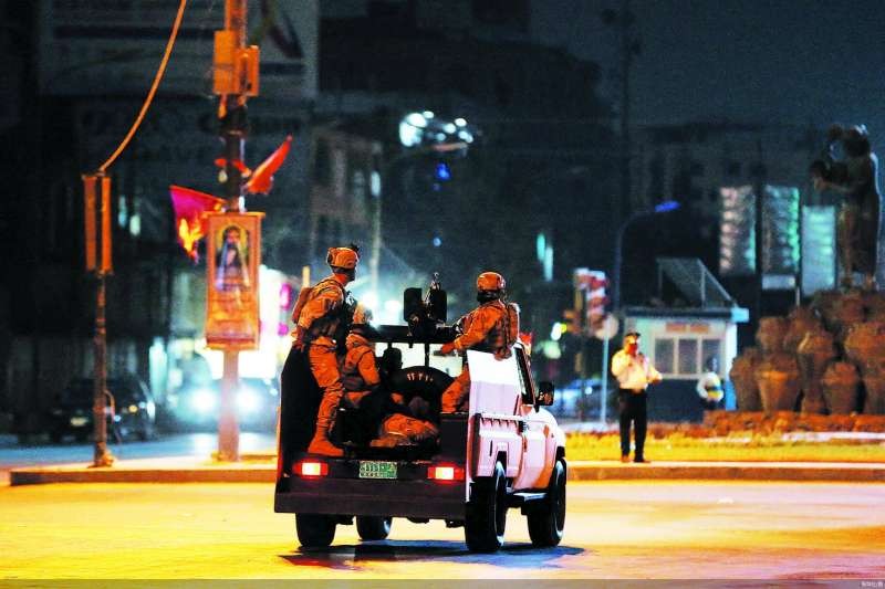 8月29日，在伊拉克首都巴格達，安全部隊在宵禁後的街頭巡邏。 新華社/圖