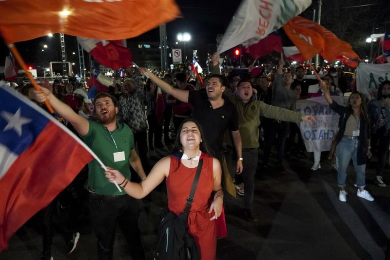 智利新憲法4日公投初步計票由反對派領先，反對派民眾在街頭興奮歡呼。（美聯社）