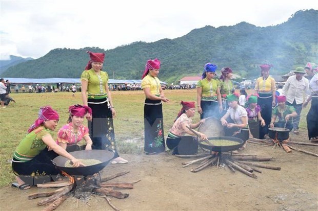 做扁米是山羅省蒙羅縣玉戰鄉新米節上的活動之一。