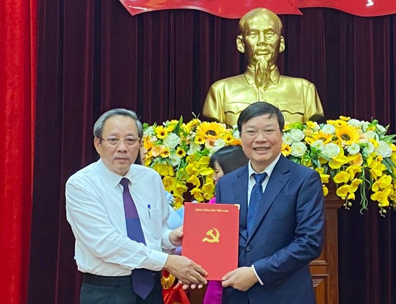張海龍（右）接受黨中央書記處《決定》