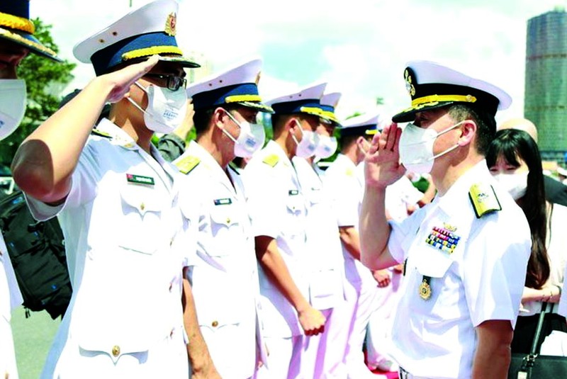 越南海軍軍官歡迎韓國海軍軍官。