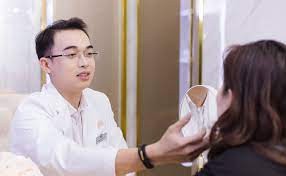 范明長醫生正在為病人診病。