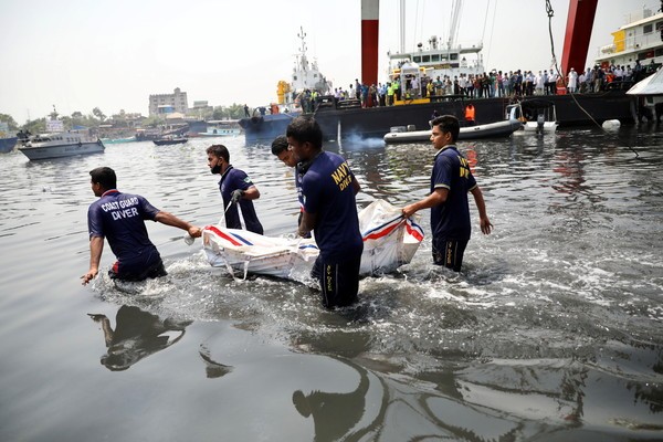 孟加拉渡船與貨輪相撞造成沉船事故，乘客屍體不斷被打撈上岸。（圖／路透）