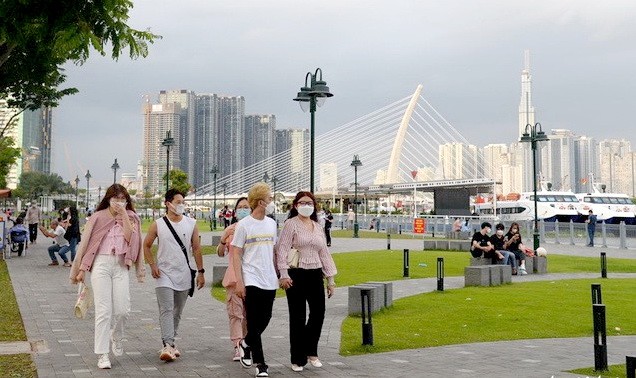 年輕人在與守添2橋連接的白騰碼頭公園漫步。