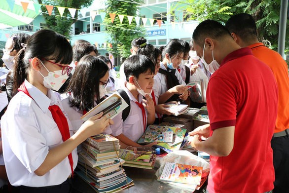 學生們踴躍參加捐贈書報、漫畫書送給市郊各縣小朋友。（圖：TTO）