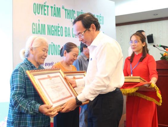 市委書記阮文年向在2016-2020年階段可持續扶貧計劃中 取得出色成績的家庭戶頒發獎狀。