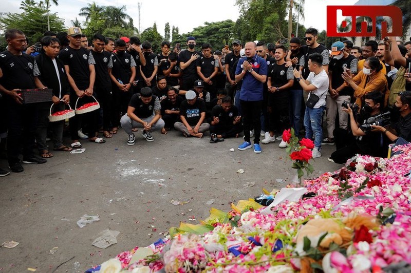 阿雷馬隊球員及官員10月3日到坎朱魯漢體育場外，哀悼在騷亂及踩踏事件中喪命的人。（圖：推特）