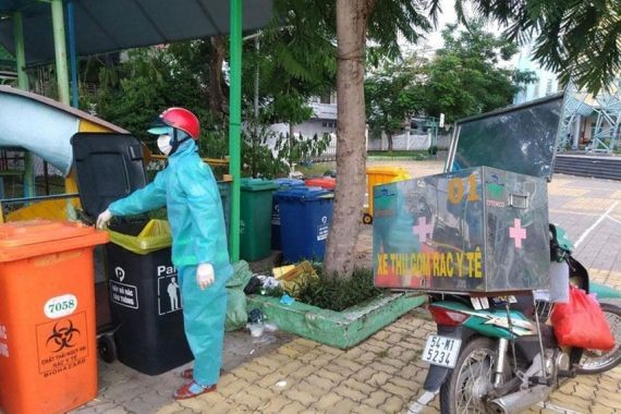 CITENCO工人收集醫療廢棄物。